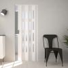 puerta plegable blanca con cristales instalada en un salón moderno