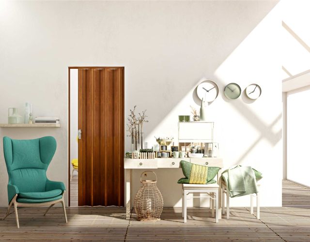 puerta plegable blanca con cristales instalada en un salón moderno